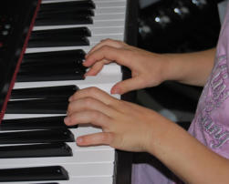 Kinder schon ab ca. 4 Jahren lernen bei uns Klavier oder Keyboard spielen. KD-Musikakademie Uster